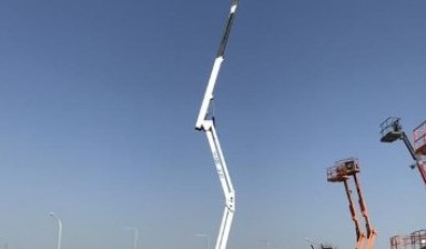 Aerial trucks от Westernrentaluae: Isuzu 1 photos